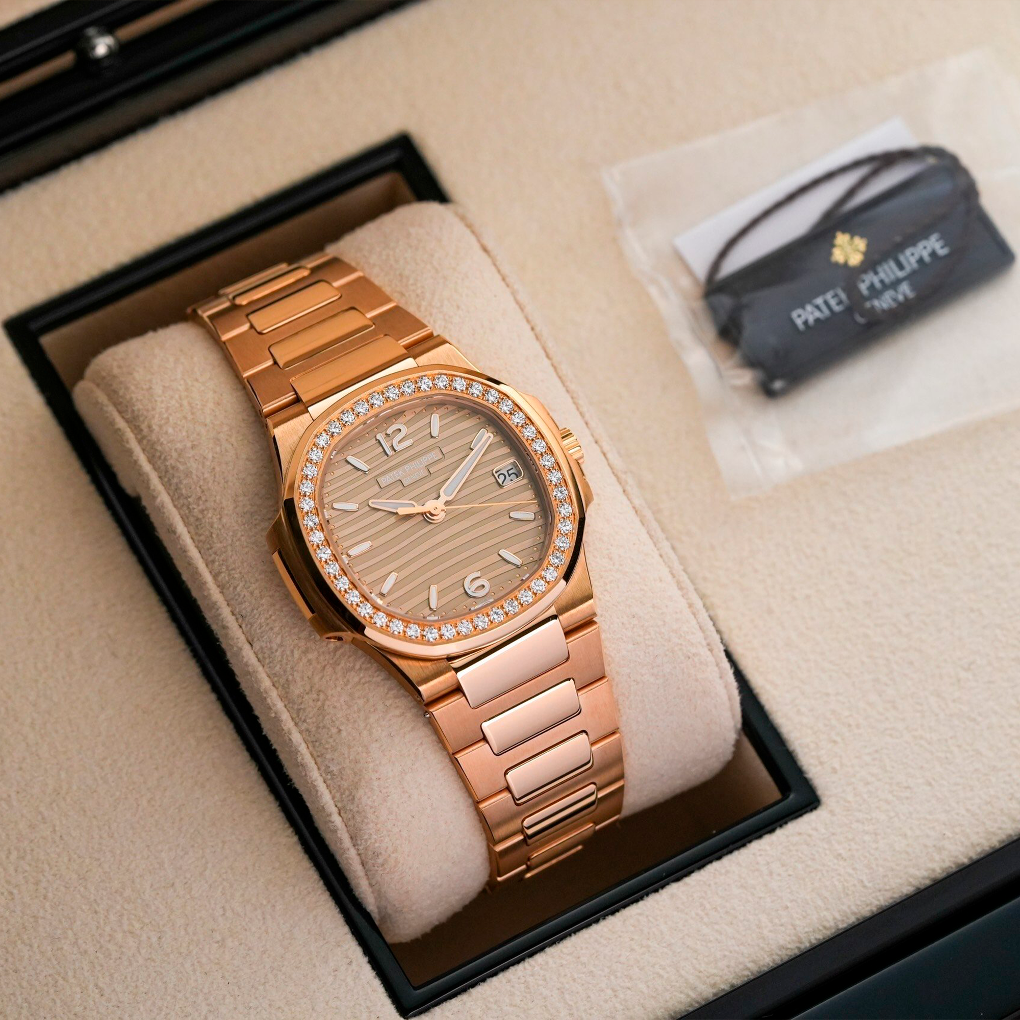 ĐỒNG HỒ PATEK PHILIPPE LADIES NAUTILUS ROSE GOLD 7010/1R DIAL CHAMPAGNE