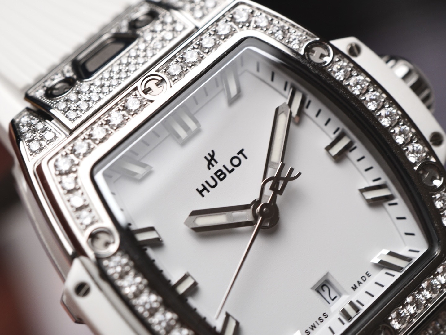 Hublot Spirit of Big Bang Steel White Pavé : Món quà tinh tế và chu đáo dành tặng phái đẹp